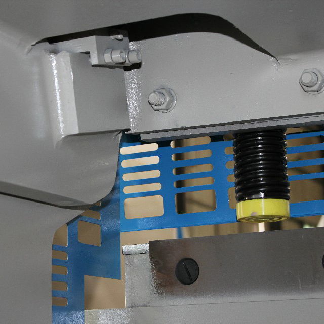 12mm 3200mm hydraulinen giljotiinileikkauskone CNC teräslevyn leikkauskone