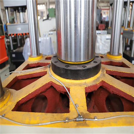 Tehdasvalmisteinen 315 tonnin koukkukoukku, joka valmistaa hydraulisen servopuristimen